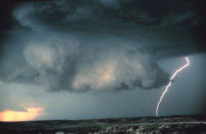 Wall_cloud_with_lightning