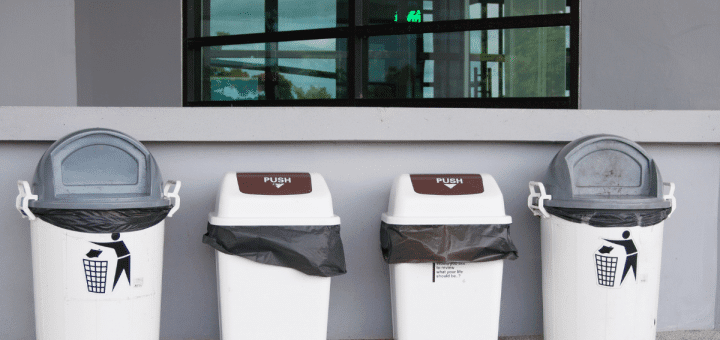 How are odors removed from the trash can