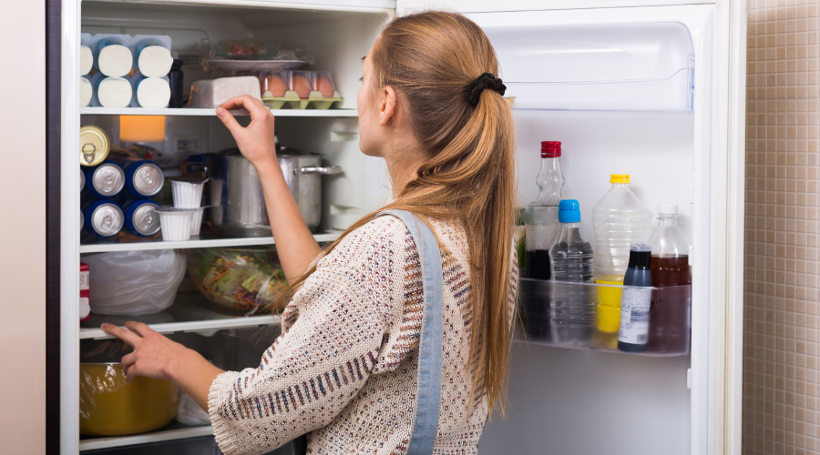 Clean the refrigerator to remove the musty smell