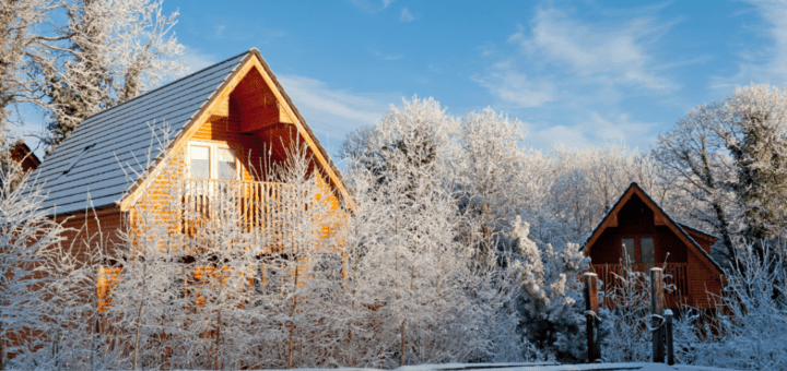 log-cabin-in-the-winter